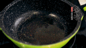 盆中放入炒好的蘿卜絲、香腸等食材，加粘米粉、澄粉，一邊倒香菇水，一遍攪拌成稀糊狀。（加入少量的澄粉可以讓蘿卜糕質(zhì)地柔軟又充滿彈性，而且還可以增加成品的透明感。 ）