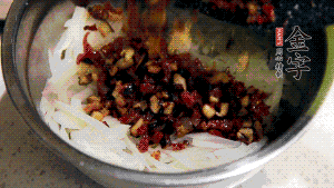 在蒸盤中鋪上油紙，鋪好食材后壓一壓，蒸箱中蒸30分鐘即可。（蒸好的蘿卜糕切成厚片，用少量油煎一下，撒點蔥花口味更好。）