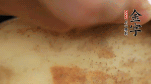 金字香腸切片，藕去皮切薄片備用。