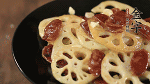 出鍋前加少許鹽調(diào)味，撒上蔥花即可。