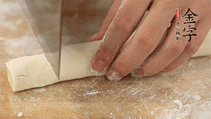 均勻切段后搓成長條狀，繞到香腸上，以紅豆點綴眼睛。