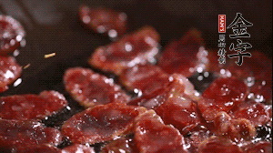 鍋中油7成熱時，香腸片翻炒均勻，然后依順序加胡蘿卜絲、小青菜、面條。