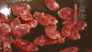 鍋中油7成熱時，，先放香腸煸香，再放荷蘭豆、小玉米均勻翻炒。（可淋點(diǎn)料酒或清水讓香腸口感軟一些）