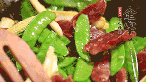 出鍋前加少許鹽調(diào)味就可以啦！