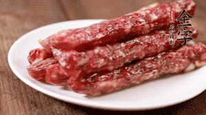 金字香腸切成薄片。