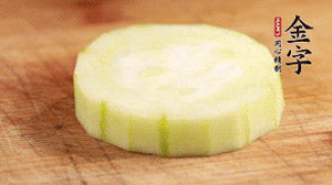 將香腸片鋪到絲瓜圈上。