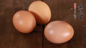 雞蛋加鹽打散1分鐘。