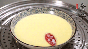 將香腸片均勻鋪上，繼續(xù)蒸6分鐘。