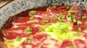 出鍋前淋上少許生抽、香油調(diào)味，撒上蔥花就可以了。