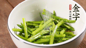 將調(diào)料放入準(zhǔn)備好的食材中，攪拌均勻。