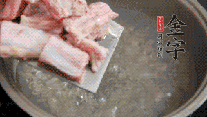 剁成塊狀的排骨洗凈，放入沸騰的鍋中，加姜片汆燙，2分鐘后撈出備用。