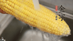 蓮藕切塊、玉米切段、荸薺削皮。