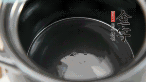 依次把排骨、玉米、蓮藕、荸薺放入砂鍋中。（根據(jù)食材的難易熟度放置，難熟的放下面，其他湯品也是一樣。）