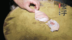 新鮮豬蹄切成塊狀，冷水入鍋，加姜片、黃酒汆燙3分鐘，出鍋后洗凈。（要先將豬蹄的蹄甲和毛處理干凈，如果有毛扎扎的感覺，非常影響口感。大火燒開后，撇去血沫，要多撇幾遍至干凈，這樣才可使湯色更鮮亮、清淡不油膩。）