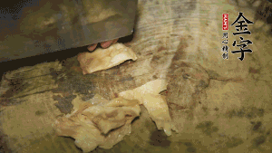 加適量溫水淹沒食材，大火燉至水沸后再小火慢燉1小時(shí)，出鍋前10分鐘加枸杞。（焯過水后的豬蹄不應(yīng)再用涼水，用溫水燉煮更容易軟爛。也可以用高壓鍋或者有煲湯功能的電飯煲，省時(shí)又便于入味。）