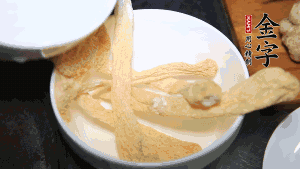 竹蓀淡鹽水泡發(fā)后，剪去菌蓋頭（封閉的一端），切成小段。生姜切片，蔥切段備用。