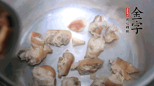 煎至兩面略金黃時(shí)，加適量熱水燉至奶白。