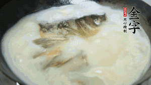 然后加竹蓀段、姜片、枸杞、火腿片，以少量鹽、黃酒調(diào)味，大火燉煮10分鐘。