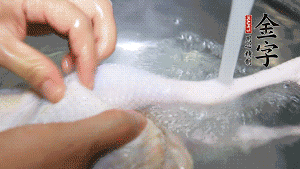 土雞處理干凈。（如果買不到土雞，一般的雞也是可以的，不過需要汆水。溫水下鍋汆燙7分鐘左右，汆燙時需要適時翻動。汆燙雞肉是為了去掉生腥味，也是一次徹底清潔的過程，可以使燉出的湯清爽而不渾濁，鮮香而無異味）