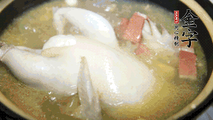 煮沸時加入蟲草花、香菇、紅棗，以料酒調(diào)味繼續(xù)小火燉煮1小時左右。