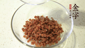 【月餅餡】2．火腿丁、白砂糖、蜂蜜攪拌腌漬2小時(shí)。