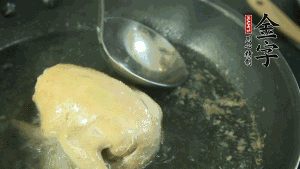 鴿子去毛和內(nèi)臟，處理干凈。大火燒開鍋中的水，放入鴿子汆燙3分鐘，撇清血沫，撈出備用。（為了保證湯色純正，肉類在煲制前要先去除殘留的血水，煲湯時一定要冷水下鍋，這樣肉里的蛋白質(zhì)才可以充分地溶解到湯里，湯的味道才會鮮美。）