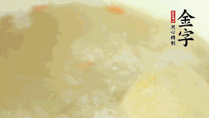 然后再放紅棗、枸杞，調(diào)和湯品味道，小火燉煮1小時。