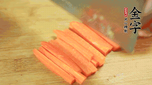 洋蔥、青椒、胡蘿卜切成粒備用。