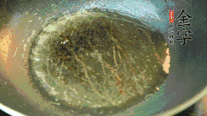 熱油起鍋，依次放入胡蘿卜粒、青椒粒、洋蔥粒煸炒均勻。