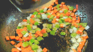 以耗油、料酒調味，加適量清水燜煮。