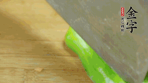 大蒜切成小段，青椒去籽滾刀切成塊。