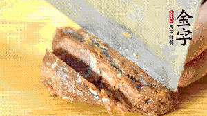 金字鹵牛肉切成小塊備用。