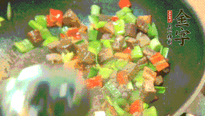 熱油起鍋，依次加入青椒塊、牛肉、大蒜煸炒均勻。