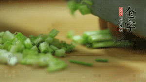 小蔥切成蔥花。