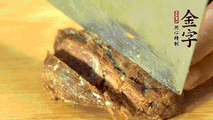 金字鹵牛肉切成牛肉粒。