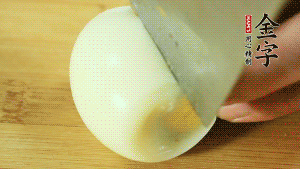 煮面條的同時(shí)把雞蛋煮好。