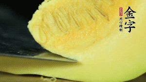 胡蘿卜切滾刀塊，小南瓜取一半去籽去皮切塊備用。