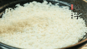 浸泡后的大米加入2湯匙生抽、1湯匙老抽調(diào)味。