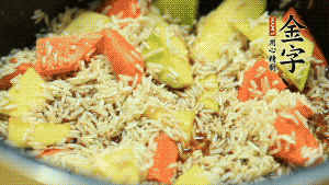 加入切好的胡蘿卜塊和南瓜塊、鹵牛肉塊攪拌均勻。放入電飯煲，按“煮飯模式”。