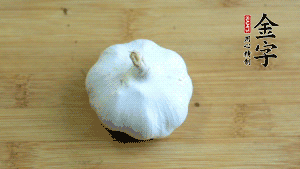 大蒜切成蒜末。（先把大蒜拍扁后，再切碎會(huì)容易很多。）