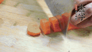 食材洗凈后，胡蘿卜切成塊，鮮香菇切成十字花刀備用。