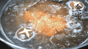 將烏冬面放入調(diào)好味的面湯中一起煮熟。（選擇烏冬面的原因，第一是因?yàn)椴锁B(niǎo)也能很好地做出成品，而不用擔(dān)心會(huì)糊鍋或者黏在一起；第二是因?yàn)榘咨拿鏃l，在夏天看起來(lái)更有食欲。）