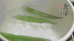 在煮面湯時(shí)，就可以做其他步驟了。比如把秋葵汆水，橫切成星星造型；雞蛋煮熟，切成兩半；黃瓜切成絲。