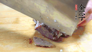 金字鹵牛肉打開(kāi)包裝，把牛肉切成片狀。（眼見(jiàn)為實(shí)，用一整塊牛肉鹵制的鹵牛肉哦，牛肉的香氣感覺(jué)撲鼻而來(lái)有木有?。。。?>
					</div>
					<span>步驟 6/7</span>
					<p>金字鹵牛肉打開(kāi)包裝，把牛肉切成片狀。（眼見(jiàn)為實(shí)，用一整塊牛肉鹵制的鹵牛肉哦，牛肉的香氣感覺(jué)撲鼻而來(lái)有木有?。。。?/p>
				</li><li>
					<div   id=