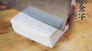 豆腐切成小塊，臘肉切成薄片，辣椒切成小圈。