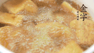 另起一個(gè)湯鍋，倒入適量清水，加入炸好的豆腐塊。待水沸騰后，加入臘肉，用生抽、料酒、火腿高湯調(diào)味。燉煮至臘肉熟透，加辣椒圈增加點(diǎn)辣味。（調(diào)料可以根據(jù)個(gè)人口味適當(dāng)調(diào)整，火腿高湯能夠讓湯汁更加層次豐富。）