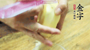 將食材洗凈，茄子、土豆切滾刀塊。