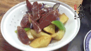 加少量生抽、鹽、糖、雞精調(diào)味，炒熟出鍋即可。