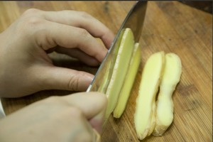 火腿切片，生姜切片。