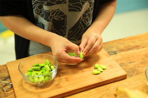 蠶豆剝除外殼，剩下嫩嫩的蠶豆。